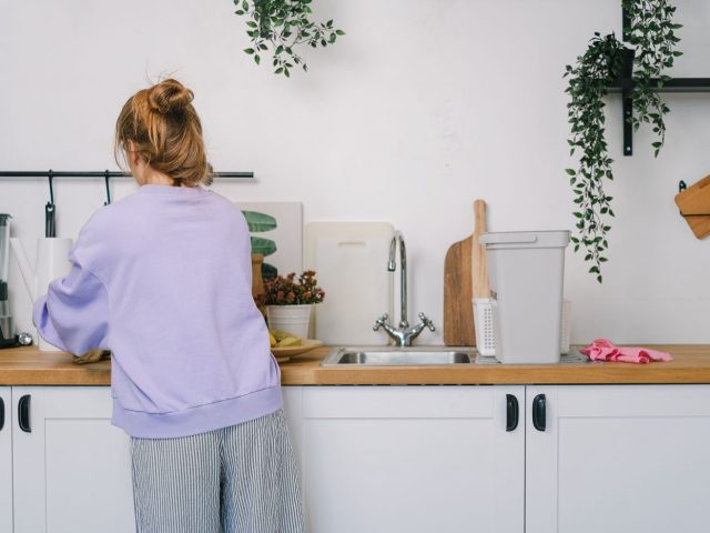 Astuces nettoyage cuisine: vinaigre, bicarbonate, gestes doux