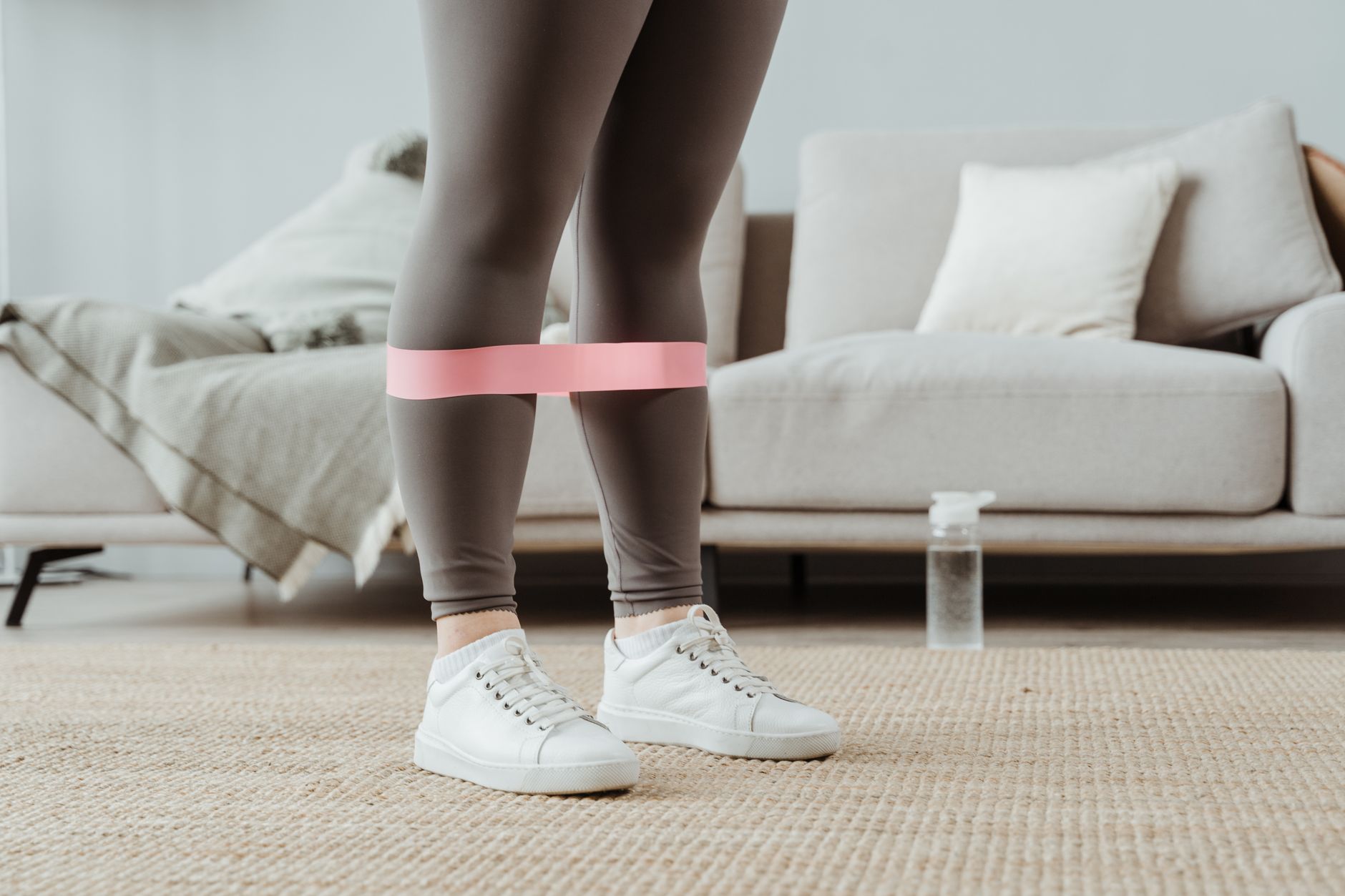 Bande élastique utilisée au niveau des jambes dans un salon