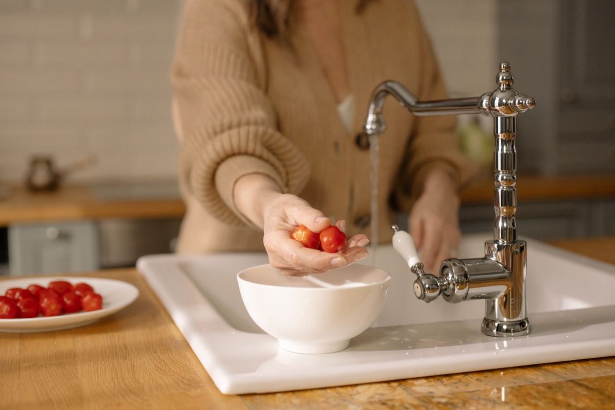 Comment déboucher un évier sans produits chimiques