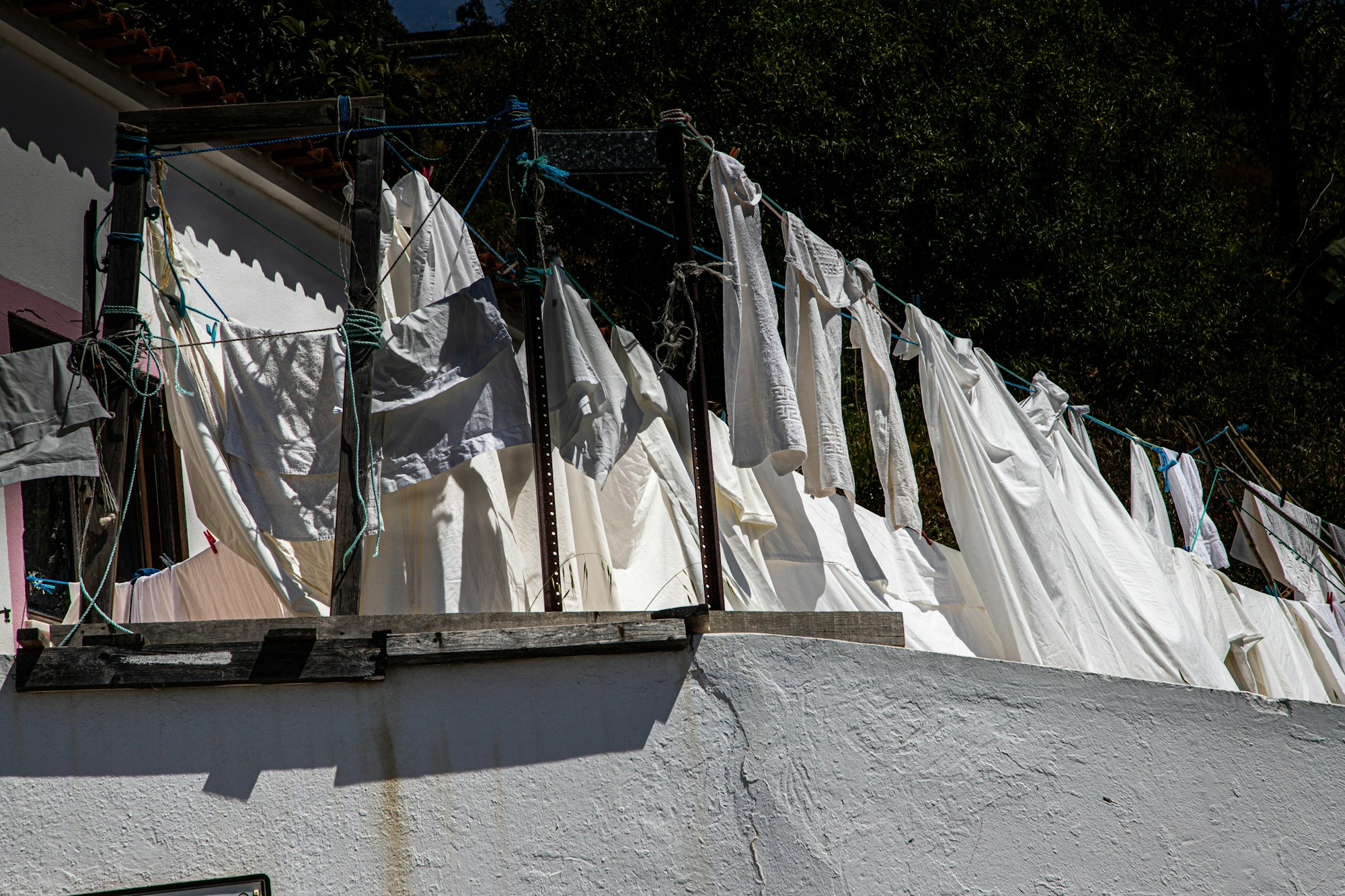 linge blanc qui sèche sur un fil à l'air libre en plein soleil