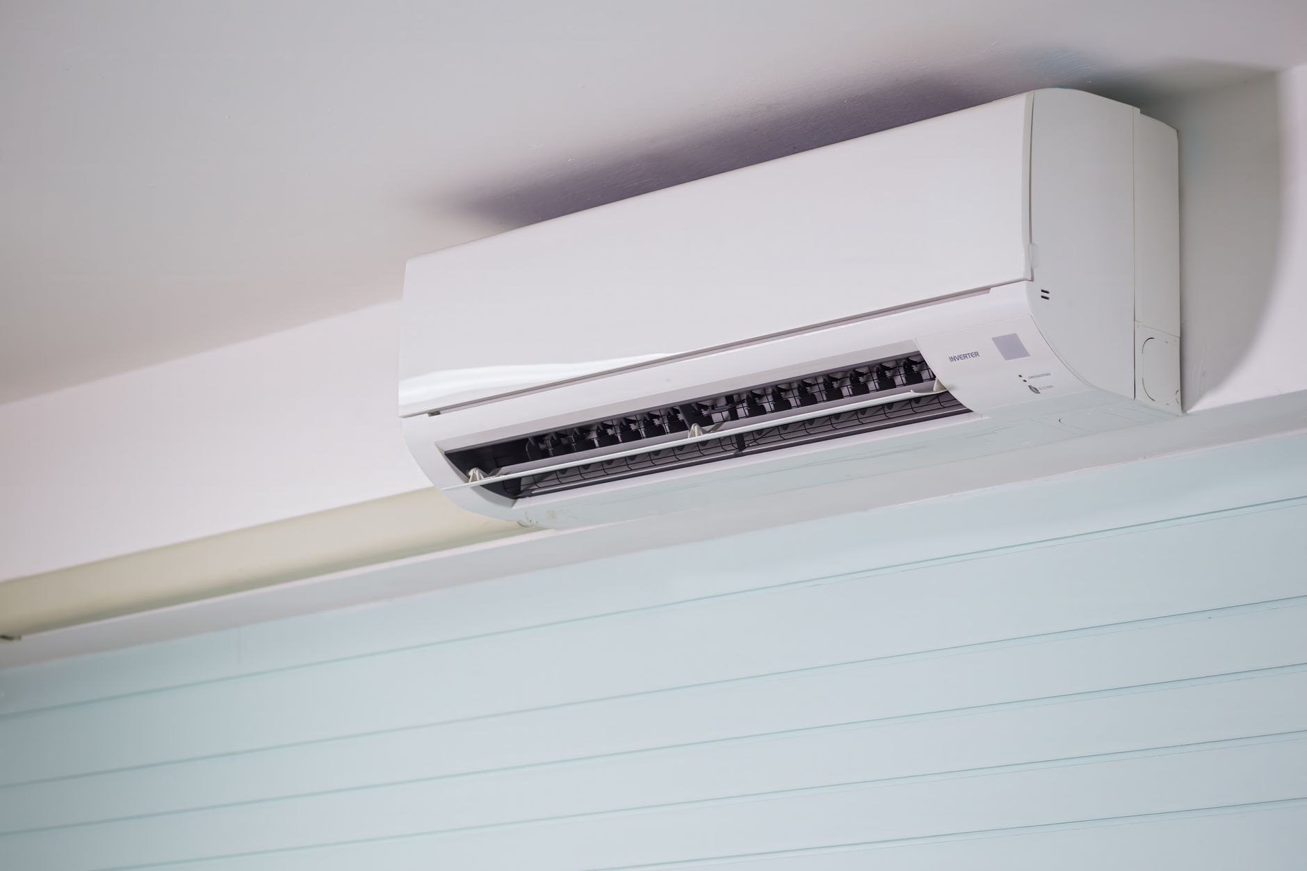 unité intérieure de climatisation murale installée dans un salon lumineux
