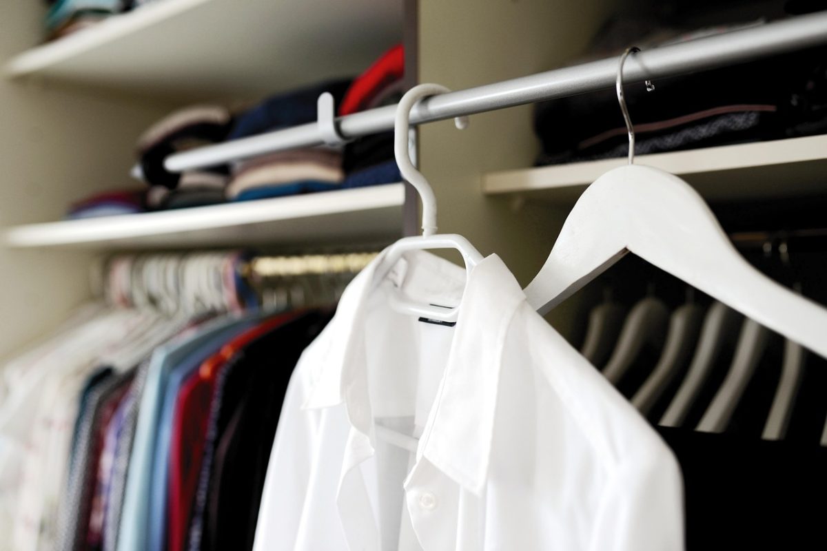 vêtements en fibres naturelles rangés dans un placard