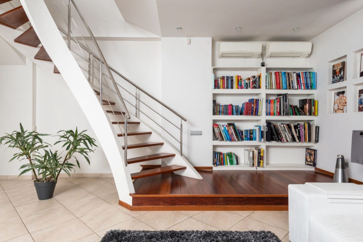 Aménager et ranger sous un escalier : idées et bonnes pratiques