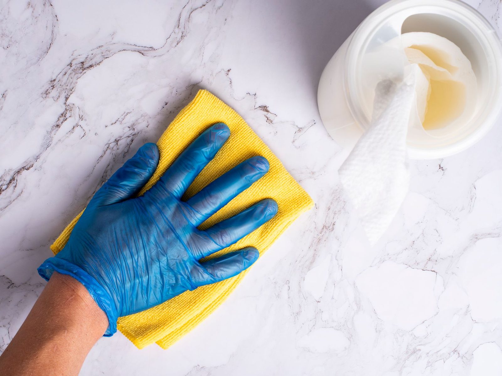 Plan de travail essuyé avec un chiffon microfibre et des gants