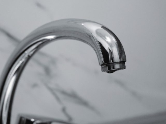Guide pas à pas pour réparer une fuite d&rsquo;eau rapidement