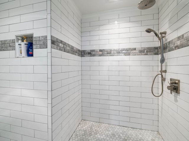 Réparer facilement un joint de douche en silicone ou carrelage