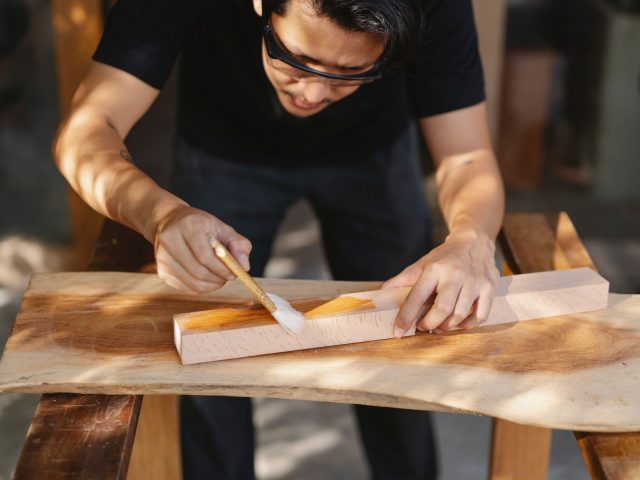 Réparer un meuble en bois avec des produits écologiques