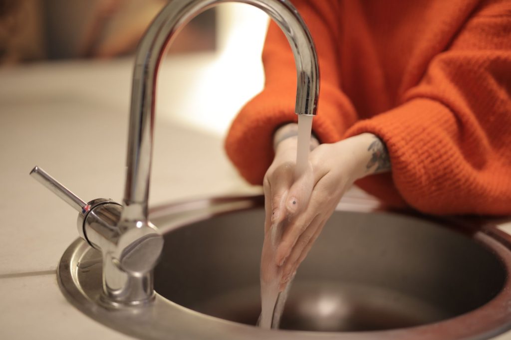 Comment déboucher un évier sans produits toxiques