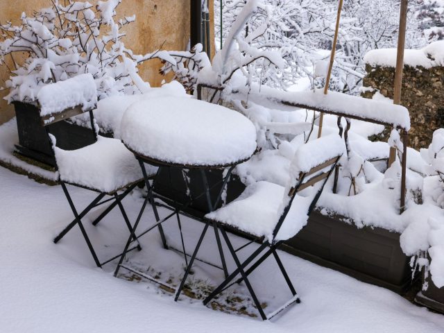 Quels meubles de jardin résistent vraiment au gel cet hiver ?
