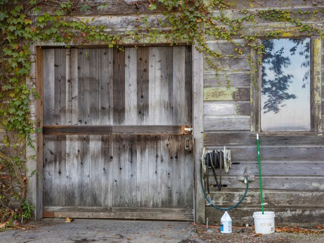 Ne laissez pas vos portes en bois s’ouvrir en guerre : 3 gestes simples contre l’humidité