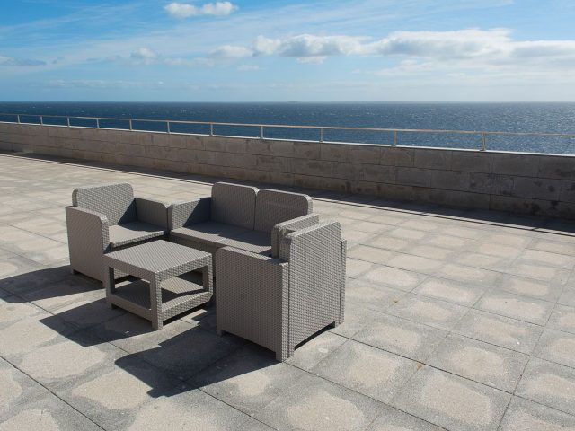 Un produit à 30 centimes pour nettoyer votre terrasse efficacement