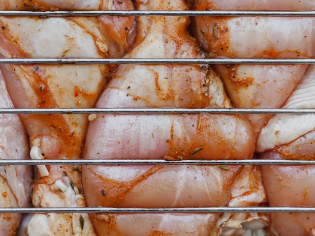Salmonelles dans des cuisses de poulet marinées : votre santé en danger