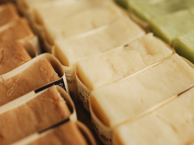 Attention à votre savon de Marseille : un produit prisé cachant des dangers pour votre santé !