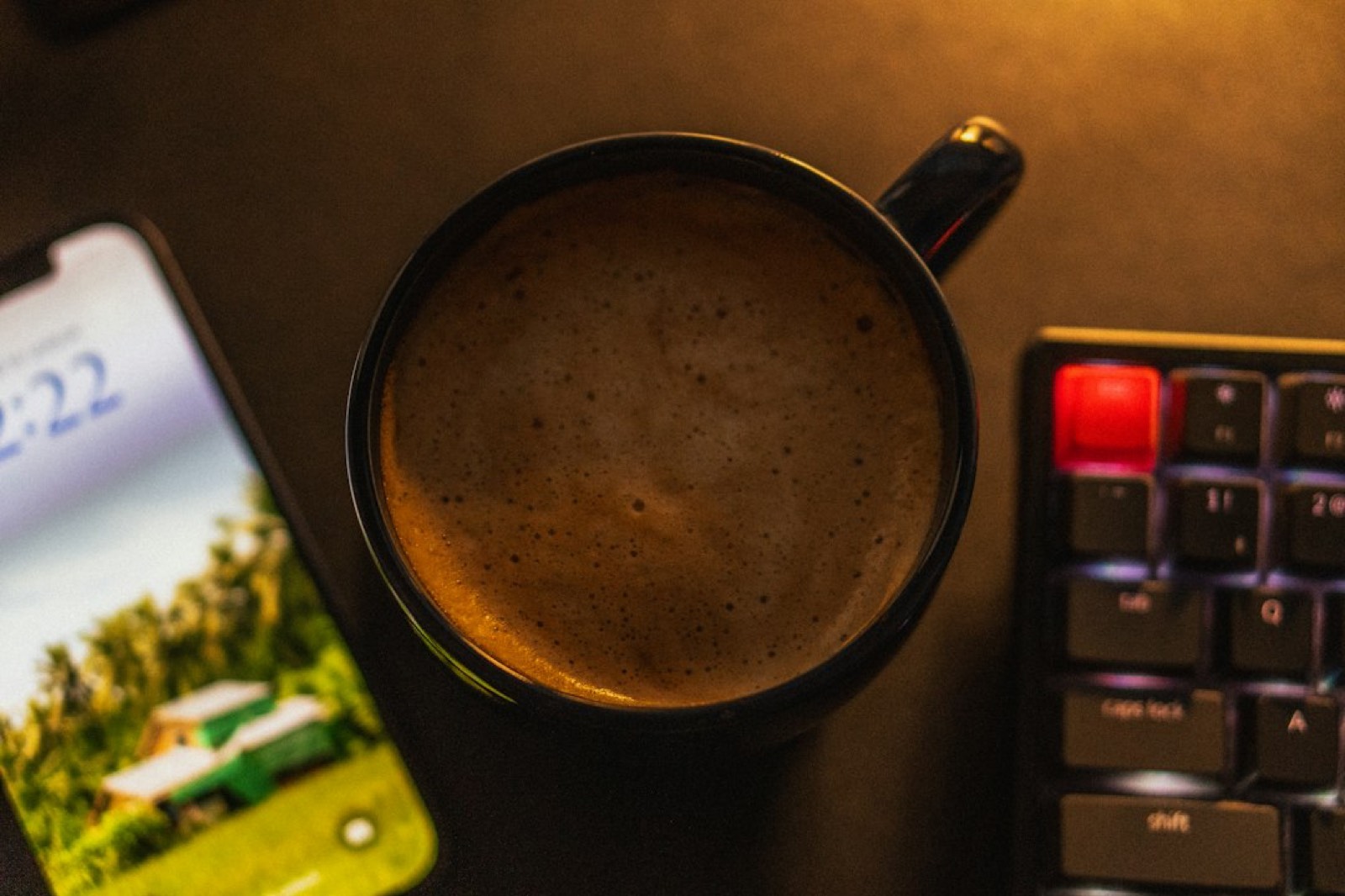 Smartphone affichant une courbe de cours posé à côté d'une tasse de café