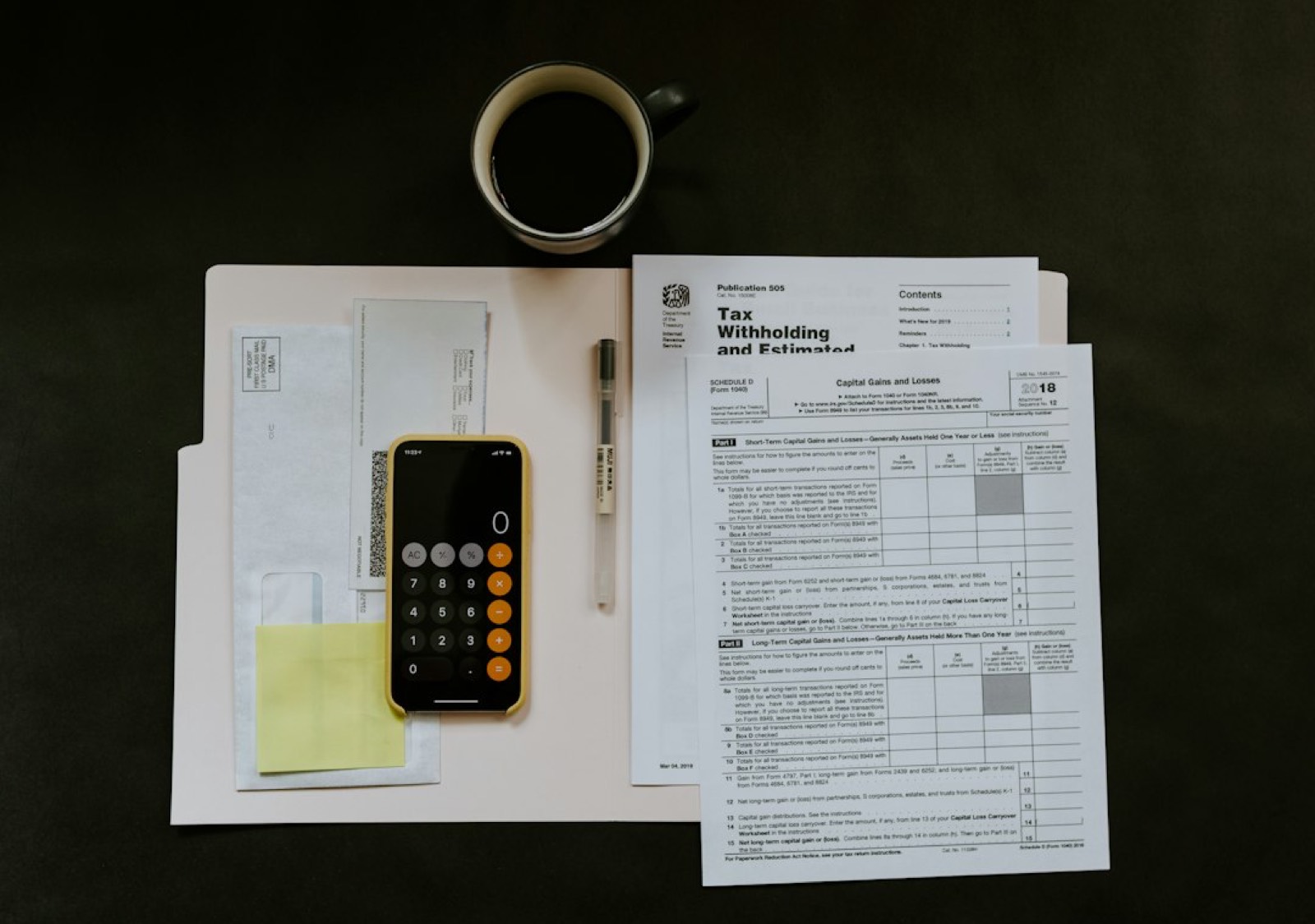 Formulaire fiscal, calculatrice et stylo posés sur un bureau