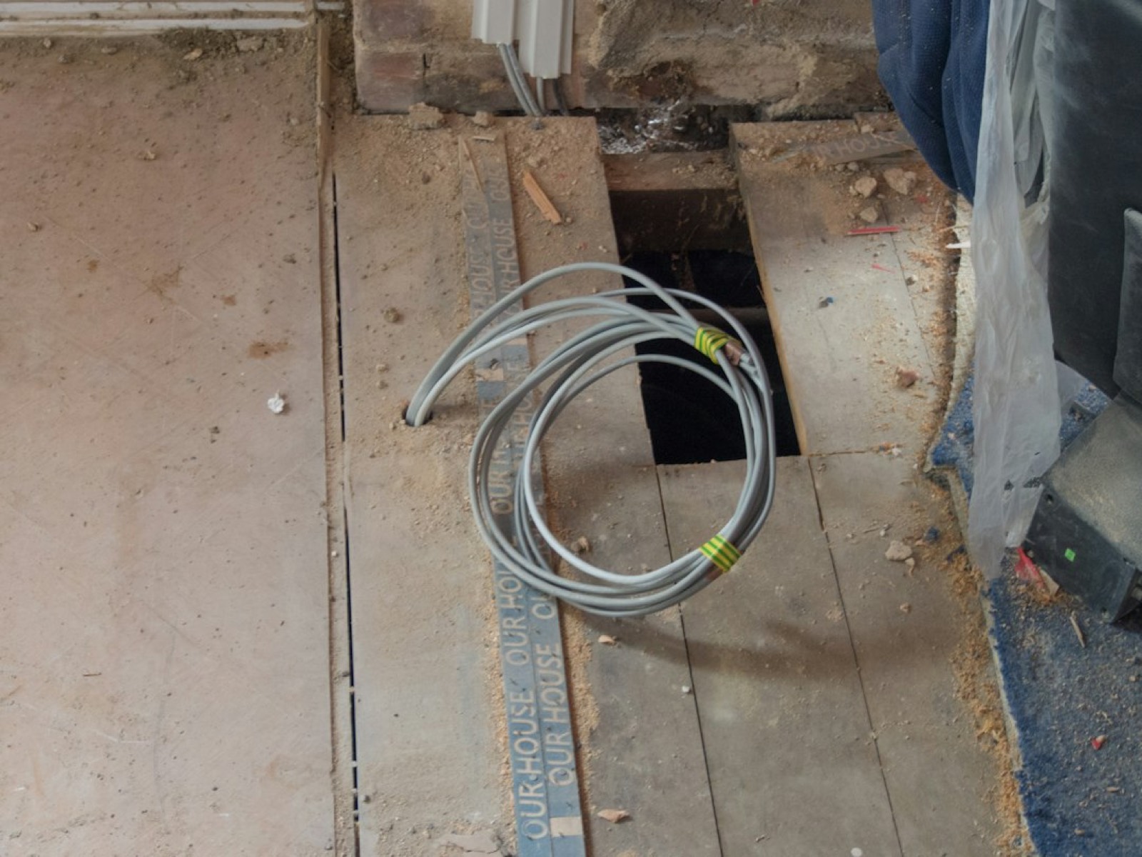 Boîte de rangement et protection de câbles contre les plinthes d'un appartement