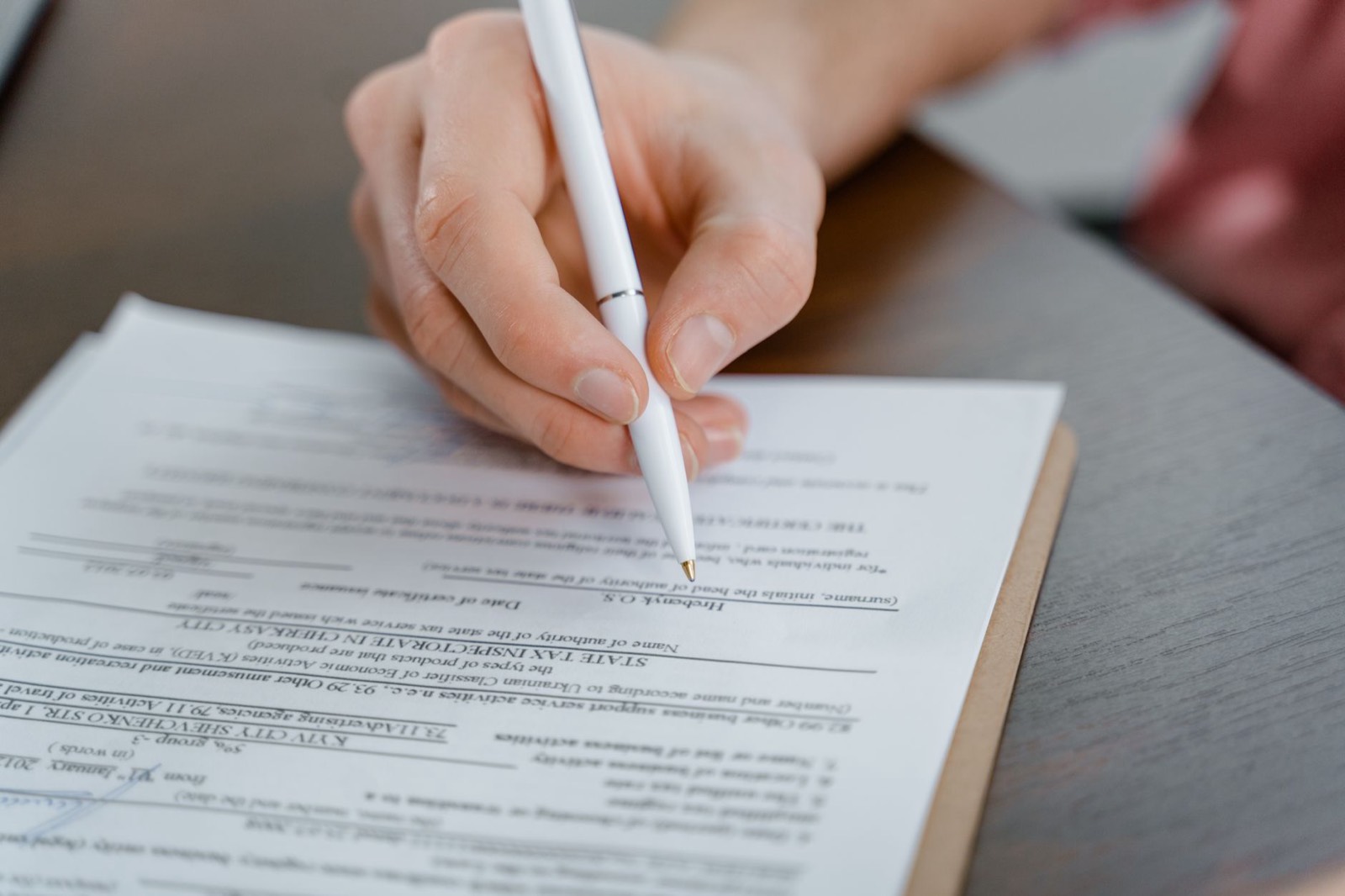 Document de location signé sur un bureau, stylo posé à côté