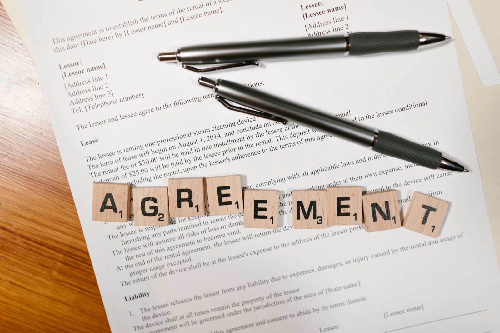 Document de bail et clés posés sur une table, entretien climatisation locataire propriétaire