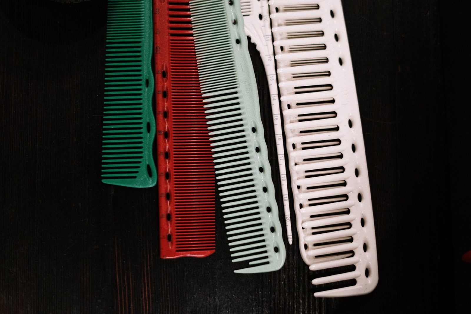Peigne à dents larges utilisé pour démêler des cheveux bouclés