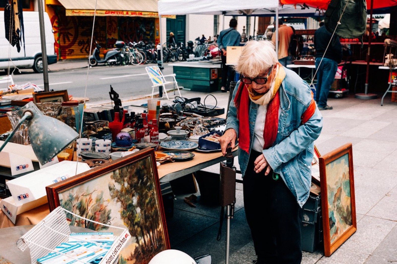 Matériel de pêche d'occasion exposé sur une table de brocante