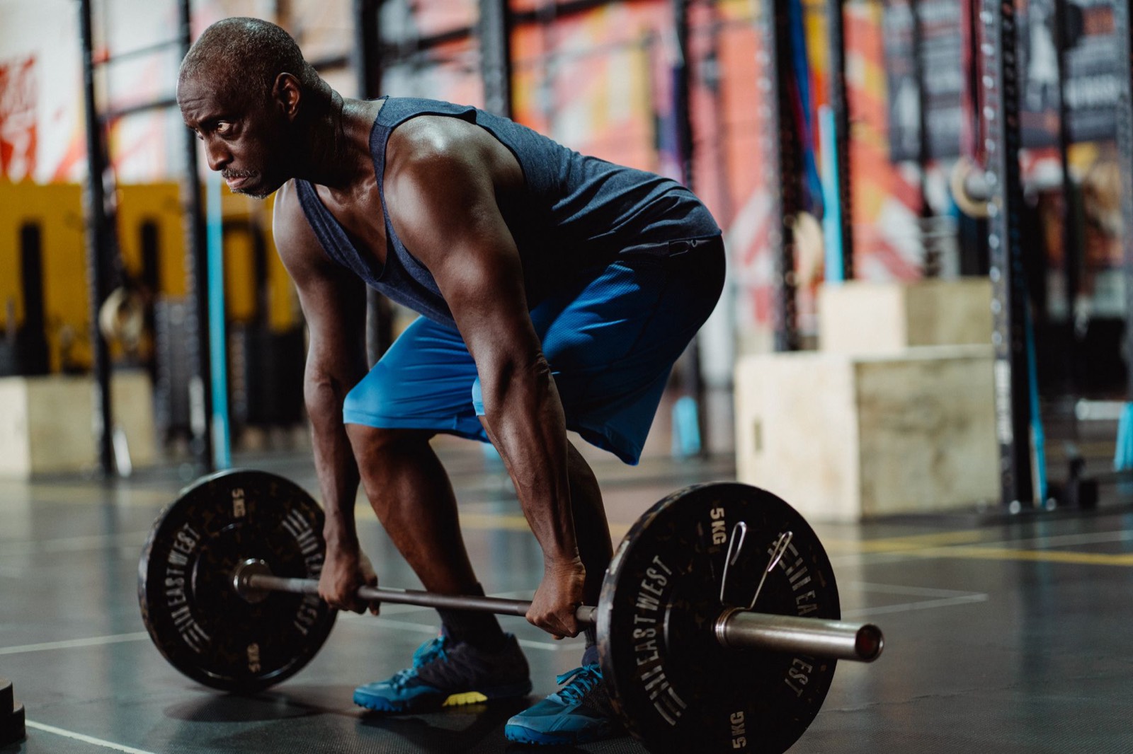Exercice de rowing barre, position de tirage pour le dos