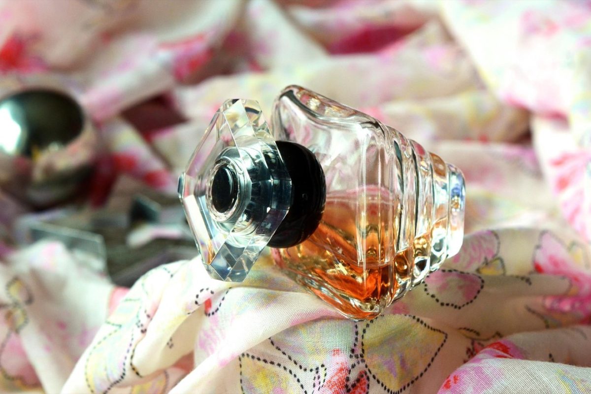 Parfum au oud : pourquoi il envahit les rayons et comment le garder