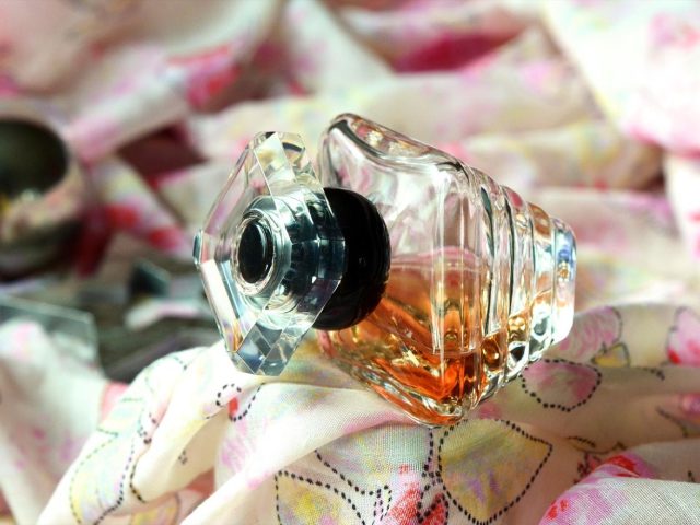 Parfum au oud : pourquoi il envahit les rayons et comment le garder