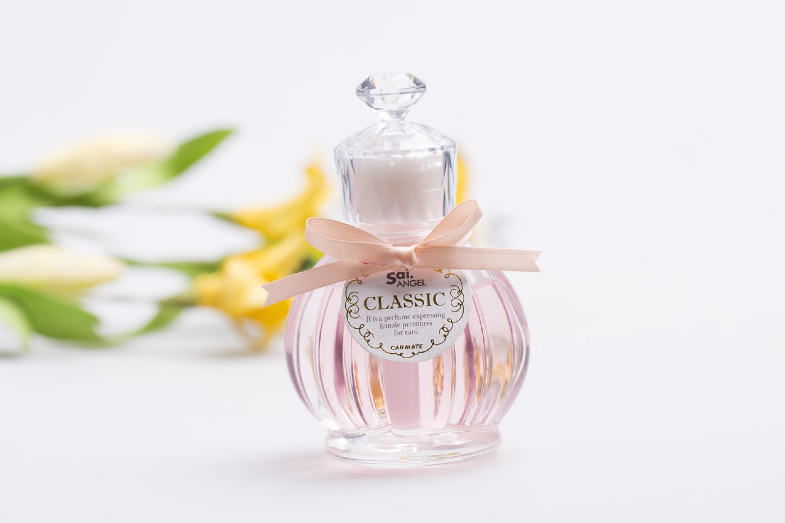 Flacons de parfum rangés à l'ombre sur une étagère