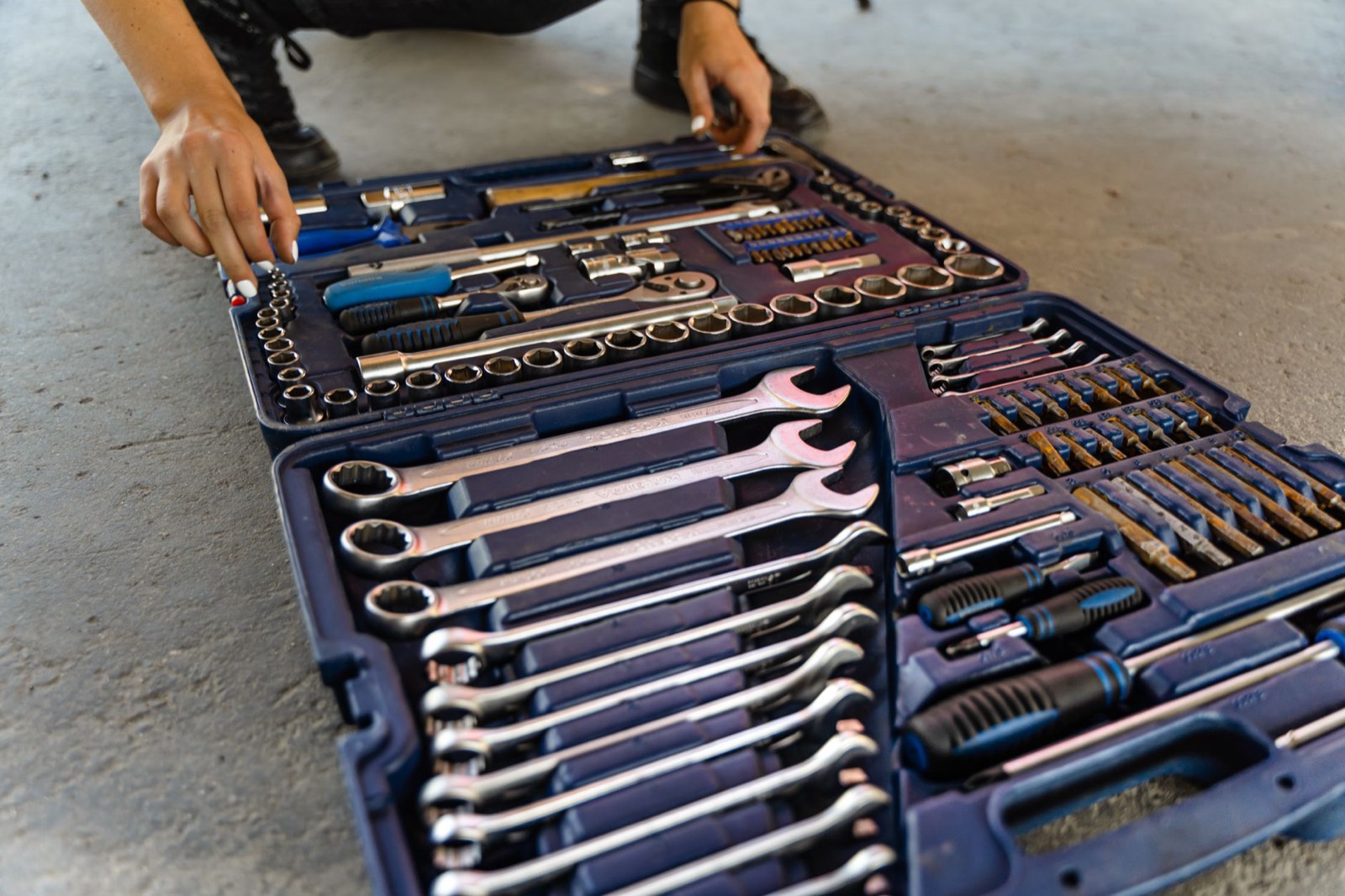Boîte à outils avec clé et tuyau pour petites réparations avant travaux