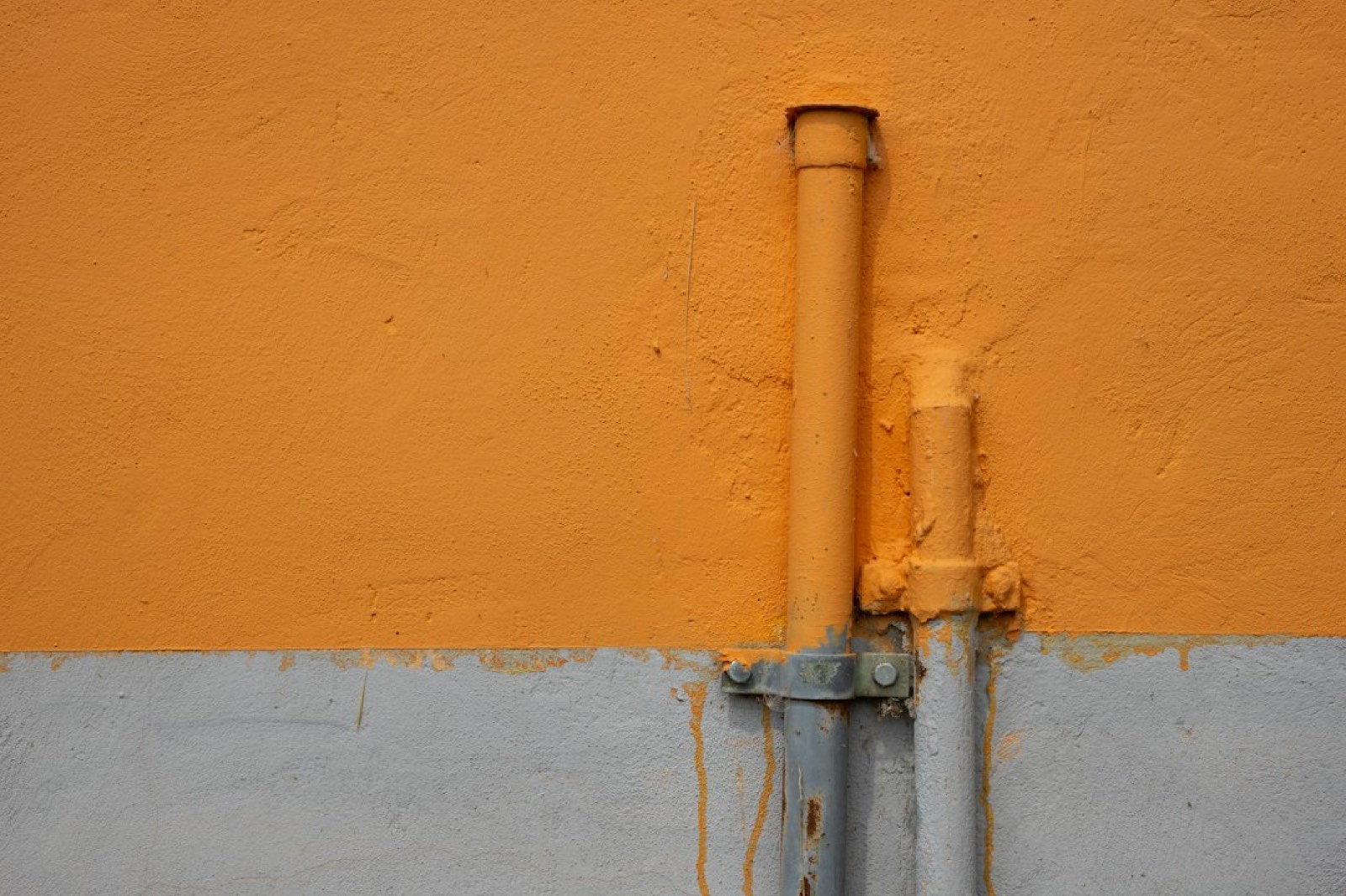 Descente d'eau pluviale fixée sur le mur d'une maison sous la pluie