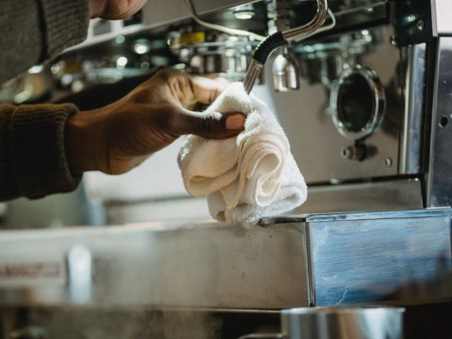 Détartrage cafetière : l’astuce au sucre qui élimine les odeurs de vinaigre