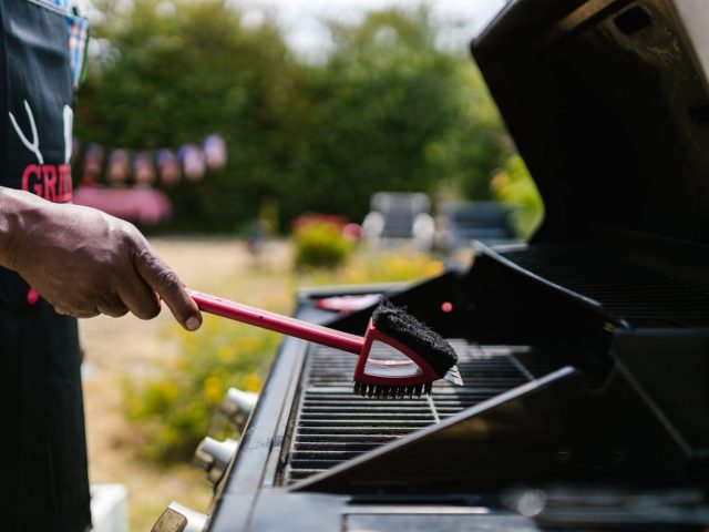 Dès le froid venu, nettoyez votre barbecue avec du marc de café