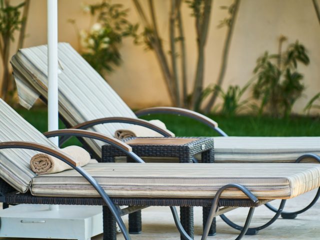 Protéger votre salon de jardin en teck : l’erreur à éviter cet automne