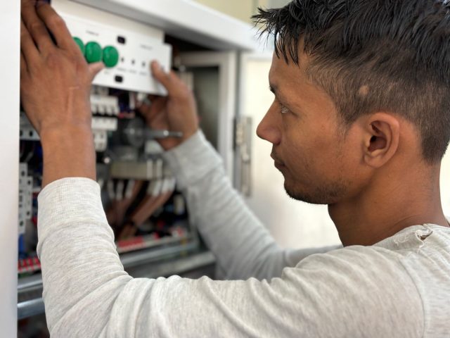 Tarif horaire électricien suisse : ce qu’il faut vérifier avant de sig